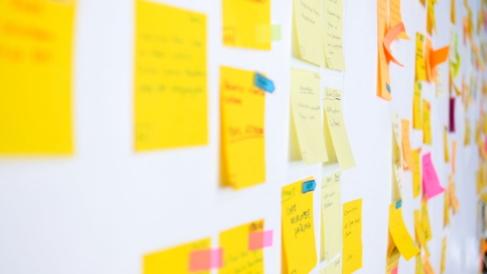 Notizen an der Wand für eine Retrospektive
